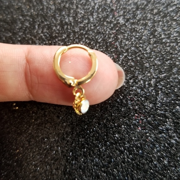 Small charm gold huggie hoop earrings - Picture 5 of 7